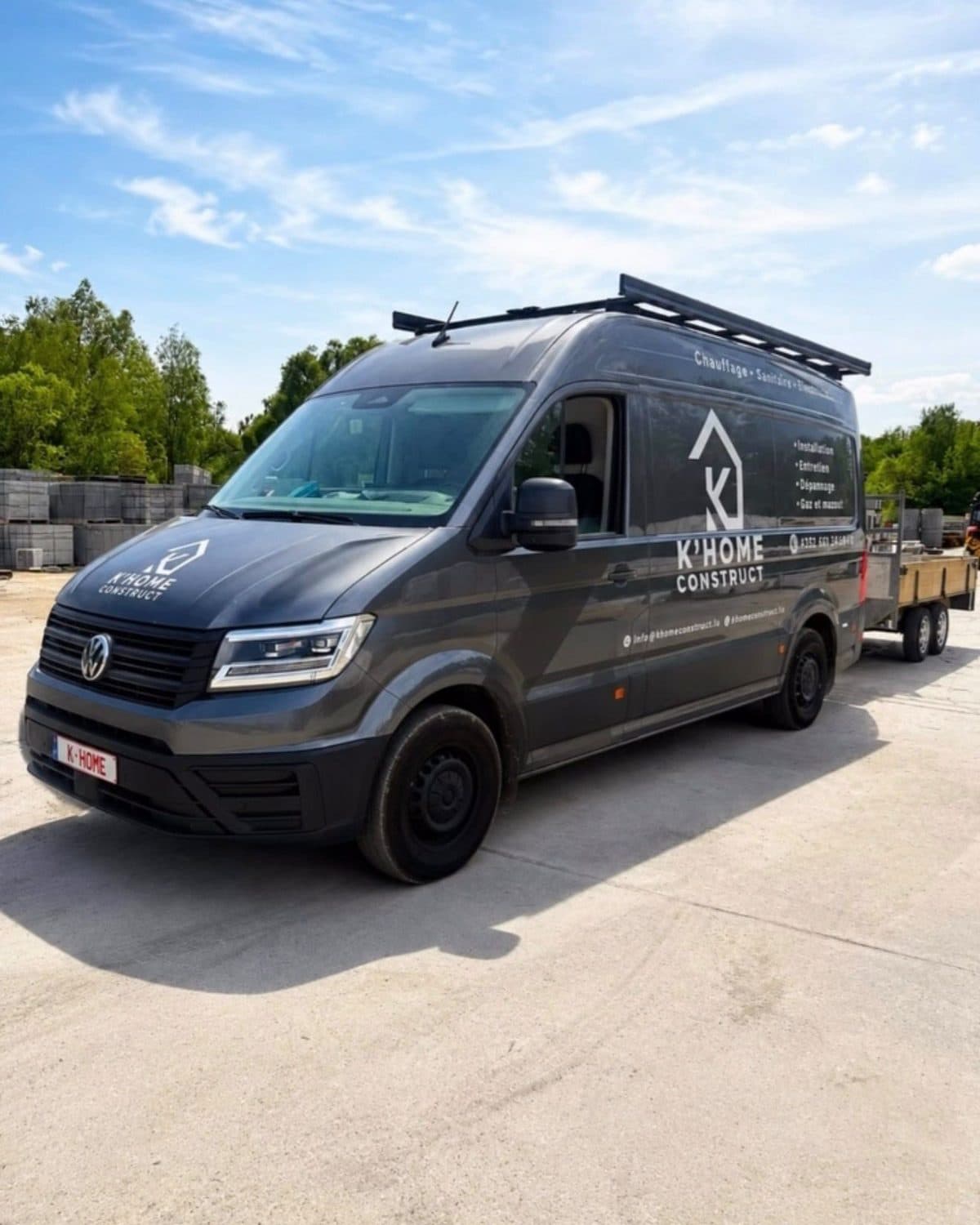 La camionnette K’HOME Construct et sa remorque, chargées pour un chantier